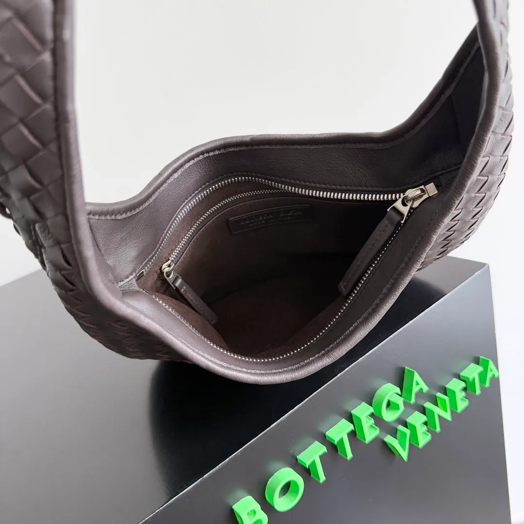 Batch 1660 BOTTEGA VENETA 2025 new men's small Veneto crossbody bag is made of lambskin, elegantly extends to the strap, fits perfectly on the upper body, and the light and neat shape is suitable for all your choices for business trips, travel or daily life. Top zipper, interior two compartments, extra-large capacity. The classic Veneta shape has been redesigned and turned into a bag that can be worn cross-body, simple yet stylish. Although it is designed as a men’s bag, it is also very suitable for girls to carry! The back is so handsome🕶! More aura ~ The shoulder straps are reasonably designed, making it comfortable and stylish to carry cross-body. The bag has a practical capacity and can easily fit your daily needs~ Whether it is paired with casual wear for going out on the street or with formal wear for commuting, put it on and your fashion sense will rise in a straight line📈! Style number: 836918 Size: 27*17*2.5cm